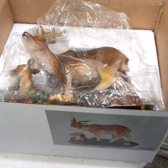 MWT Doe Statue With Baby 12" long X 8" tall, Still in Box - Picture 6 of 7